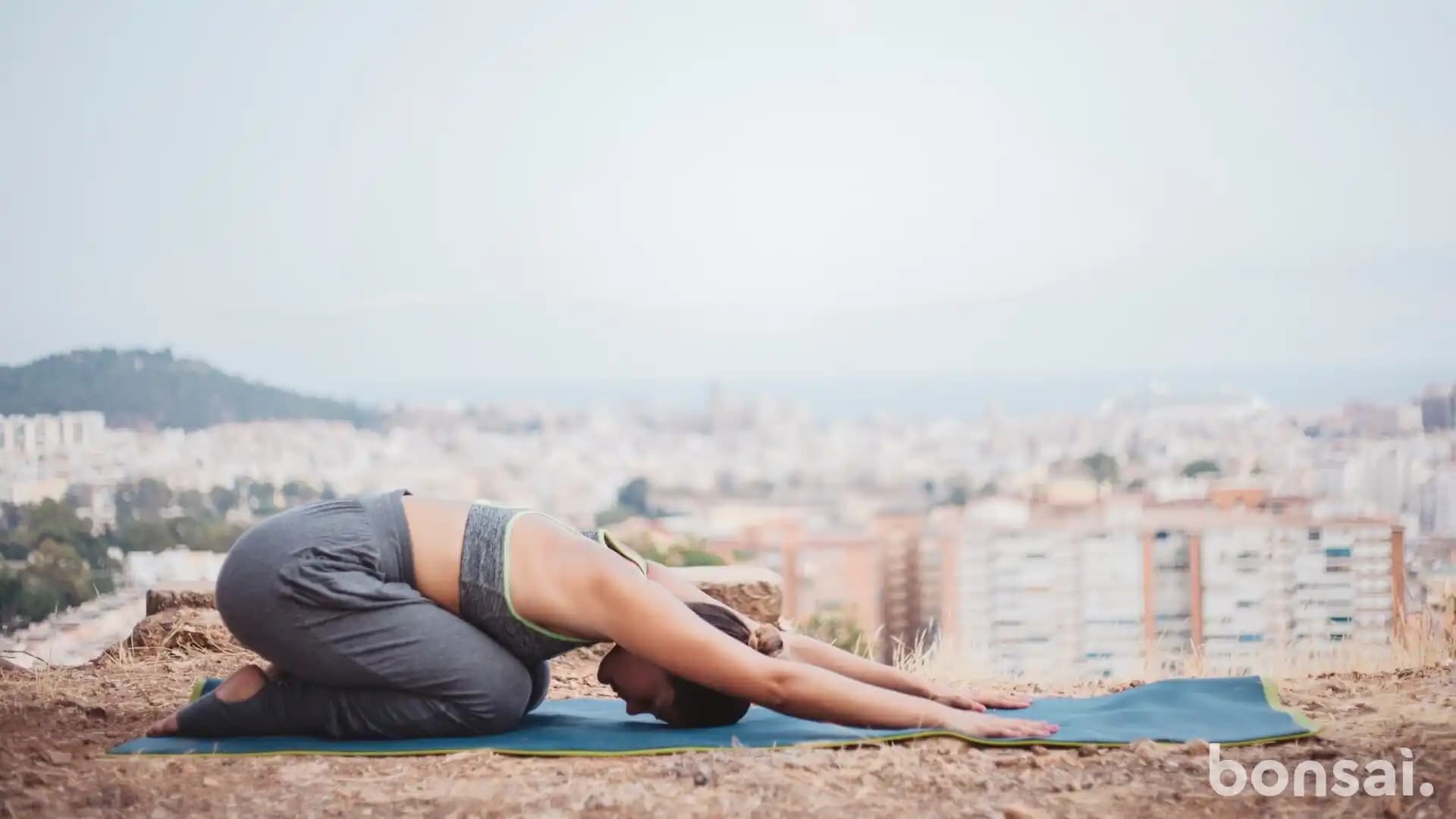 Beneficios del yoga para la salud mental en centros de bienestar